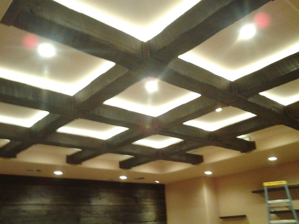 Stylish wooden beam ceiling with recessed lighting, enhancing interior design aesthetics.